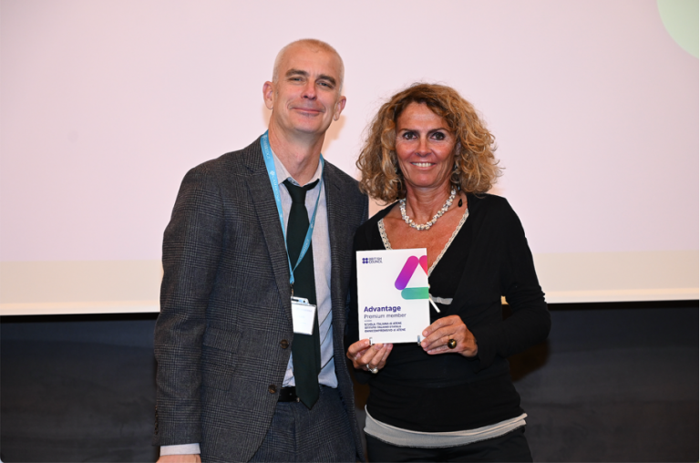 Consegna del riconoscimento “Premium Member” alla scuola, conferito da Mr Colin Williams. - British Council Greece